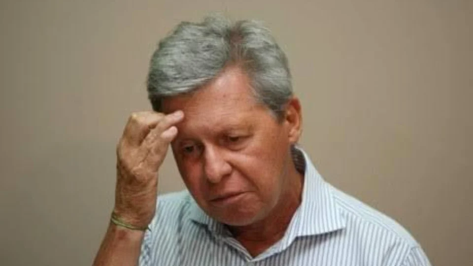 Arthur publica texto sobre economia do país, mas esquece dos buracos que predominam em Manaus