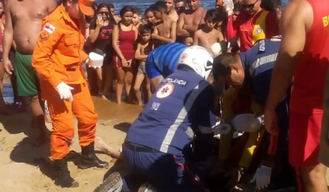 Criança se afoga por 5 minutos ao se perder dos pais na praia da Ponta Negra