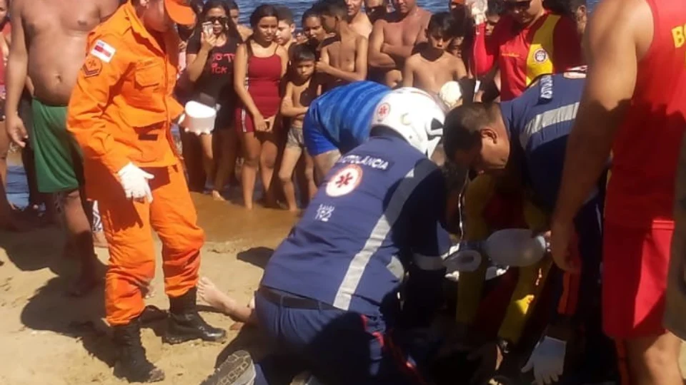 Criança se afoga por 5 minutos ao se perder dos pais na praia da Ponta Negra