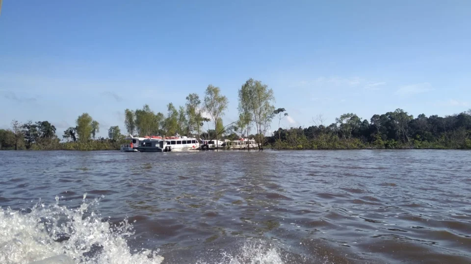 Embarcação com 40 passageiros encalha na orla de Parintins