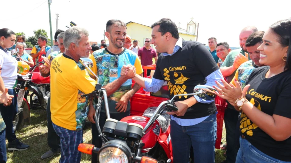 Governador Wilson Lima entrega implementos agrícolas em área rural de Manaus
