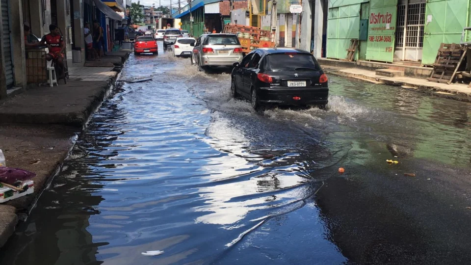 Cheia de 2019 já causa alagamento em ruas do Centro de Manaus