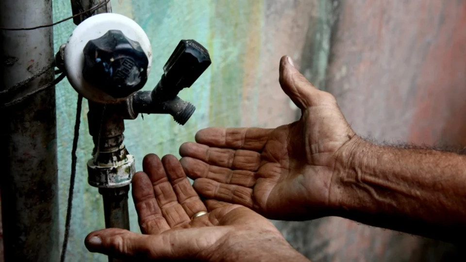 Moradores do bairro Compensa notificam Águas de Manaus por falta de abastecimento de água