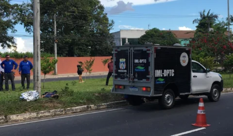 Motociclista morre em acidente ao se chocar contra poste de iluminação