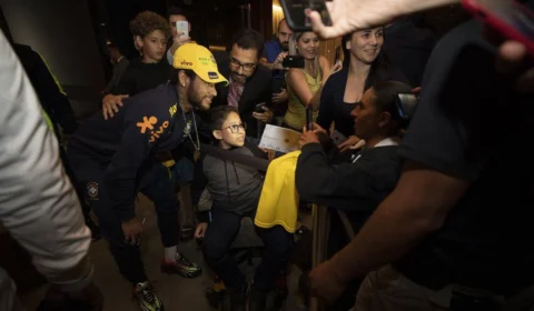 Neymar cumprimenta os torcedores na chegada ao hotel em Brasília