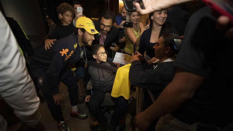Neymar cumprimenta os torcedores na chegada ao hotel em Brasília
