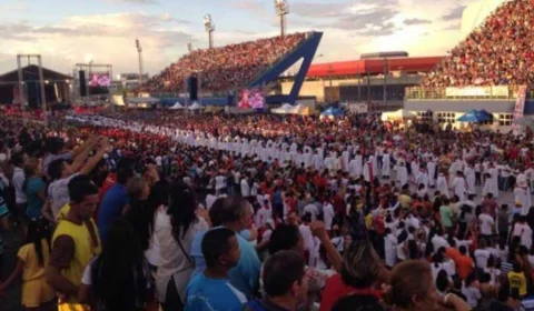 Mais de 100 mil fiéis celebram a festa de Pentecostes em Manaus