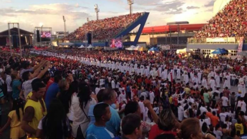Mais de 100 mil fiéis celebram a festa de Pentecostes em Manaus