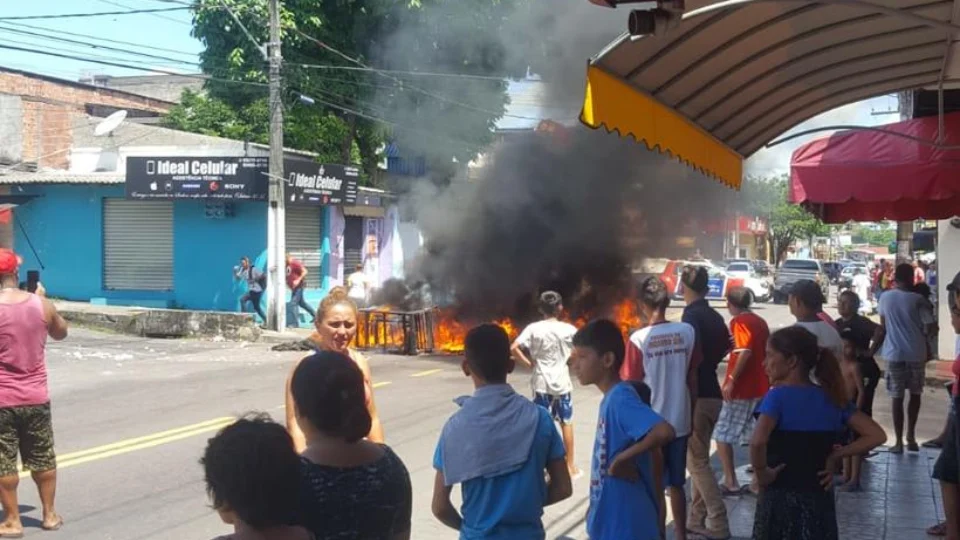 Moradores ateiam fogo em protesto na Betânia