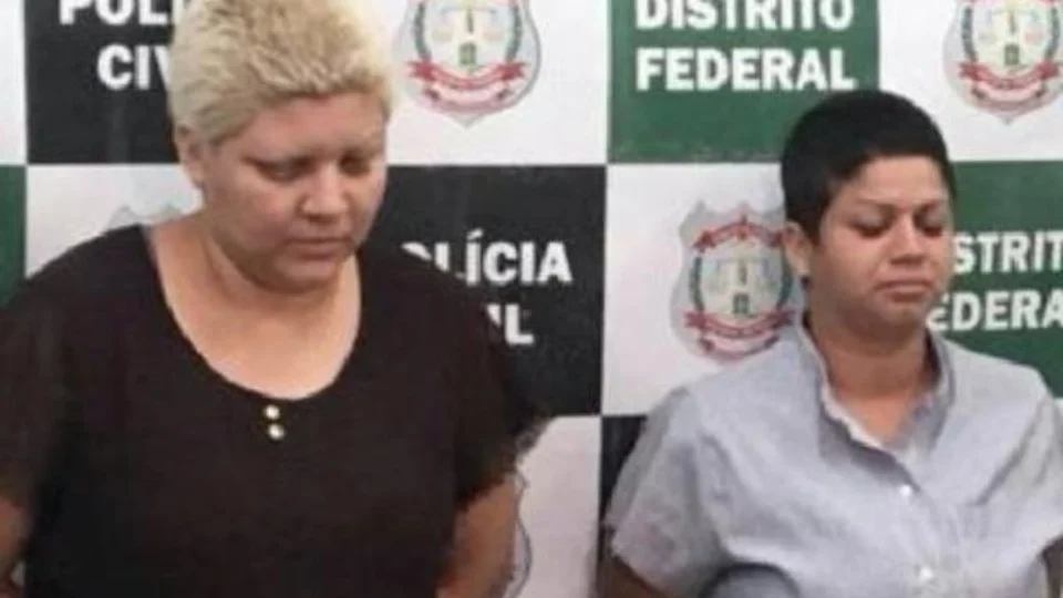 Mãe esfaqueia o coração do próprio filho, queima, esquarteja e joga o corpo em mala no esgoto