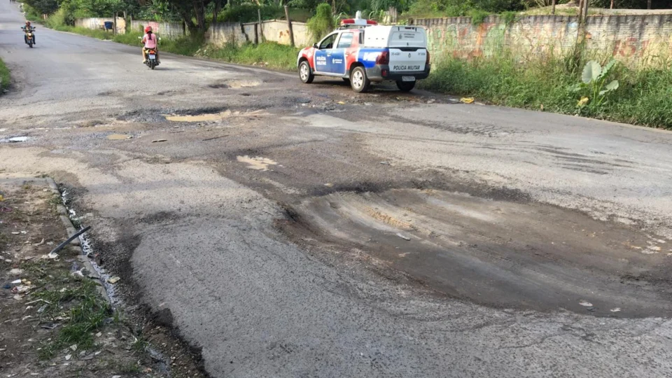 Falta de asfalto tem causado acidentes na avenida Mulateiro, bairro Santa Etelvina