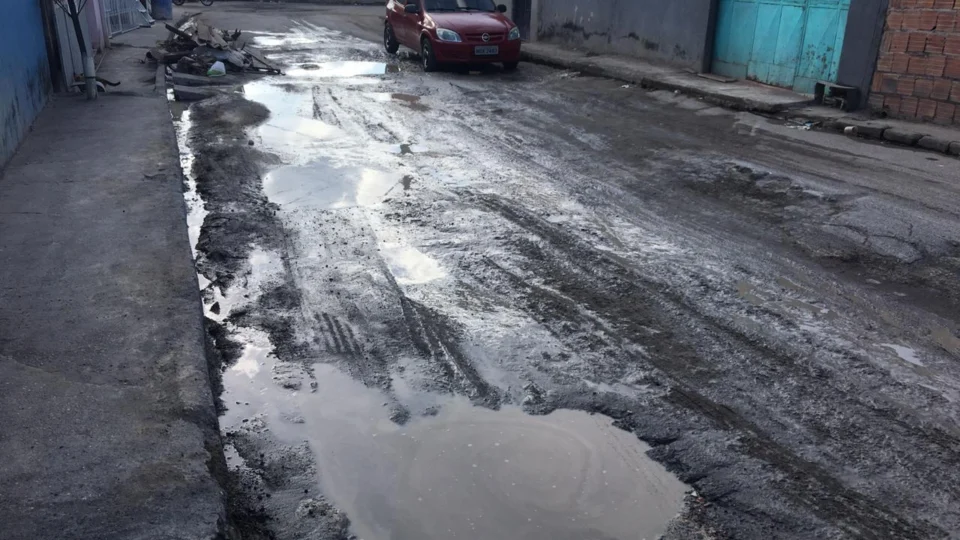 Moradores do Tancredo Neves denunciam recapeamento inacabado no bairro