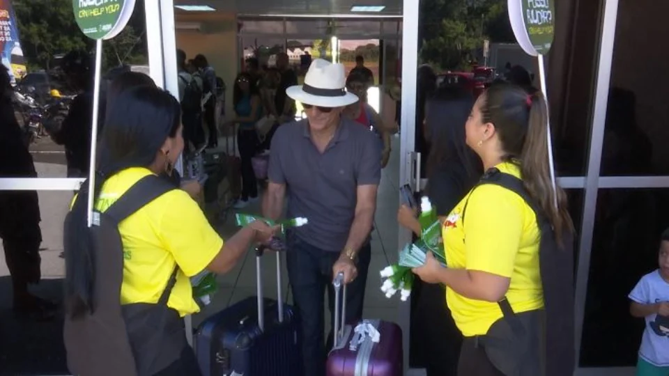 Com pocket show de boi-bumbá e campanhas de sensibilização, turistas são recepcionados em Parintins