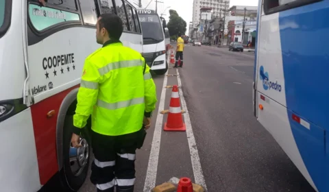 Micro-ônibus irregulares são apreendidos durante blitz no Centro de Manaus