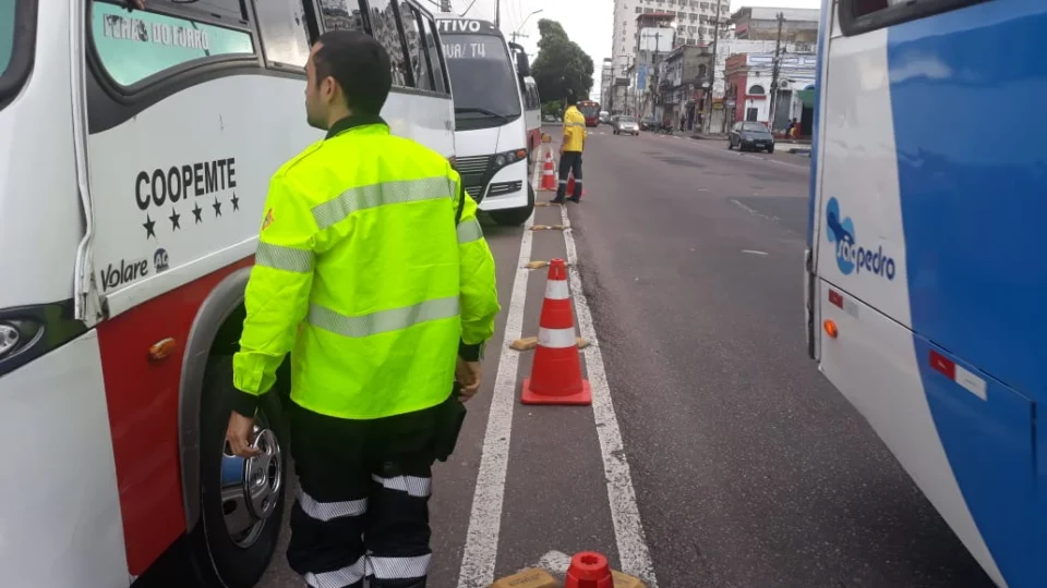 Micro-ônibus irregulares são apreendidos durante blitz no Centro de Manaus