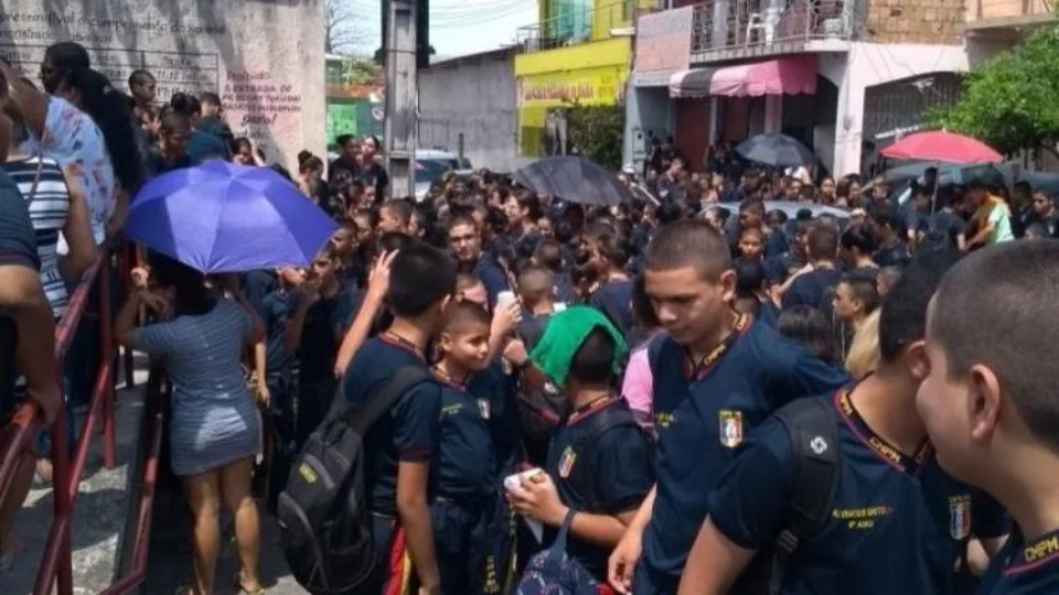 Spray de pimenta estoura e causa pânico entre aluno do Colégio Militar