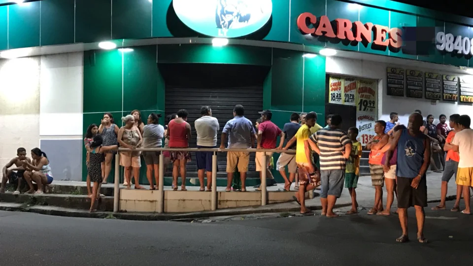 Assaltante é executado a tiros por homem armado dentro de açougue no Morro da Liberdade