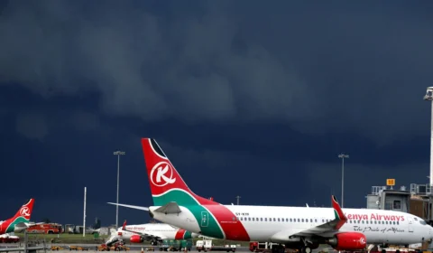 Homem viaja no trem de pouso de avião, mas cai e morre em Londres