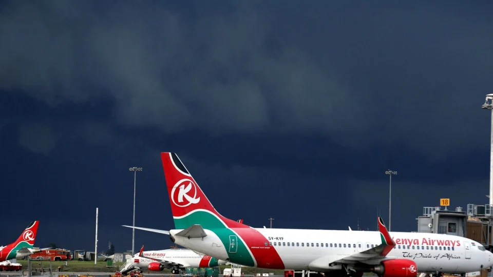 Homem viaja no trem de pouso de avião, mas cai e morre em Londres