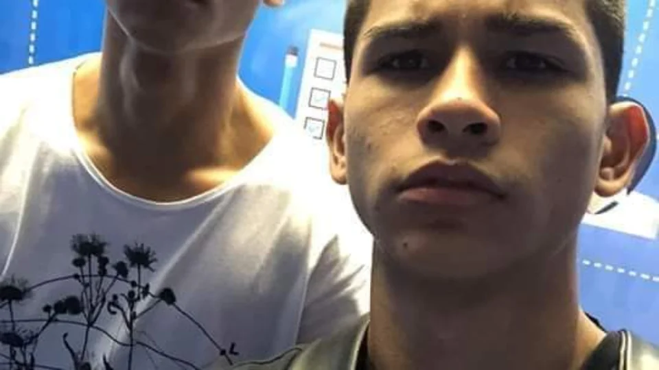 Jovens que morreram afogados durante passeio de caiaque eram amigos de infância