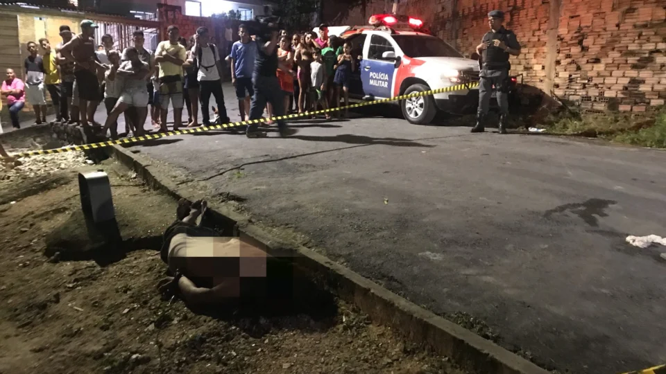 No Alfredo Nascimento homem é jogado para fora de carro e em seguida é executado a tiros