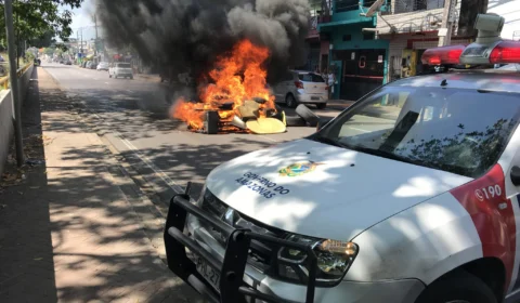 Moradores interditam avenida Brasil para reivindicar que bueiro seja desentupido
