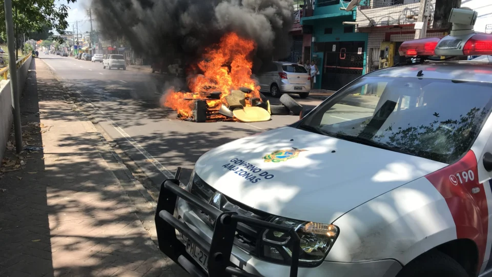 Moradores interditam avenida Brasil para reivindicar que bueiro seja desentupido