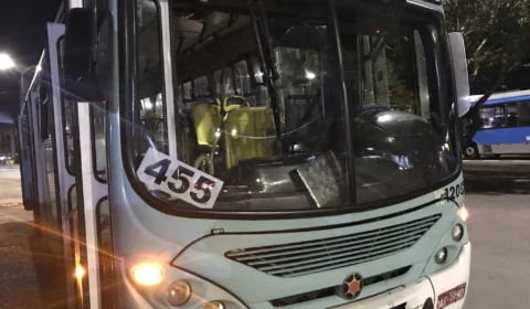 Assaltantes invadem ônibus da linha 455 e ameaçam matar motorista durante assalto