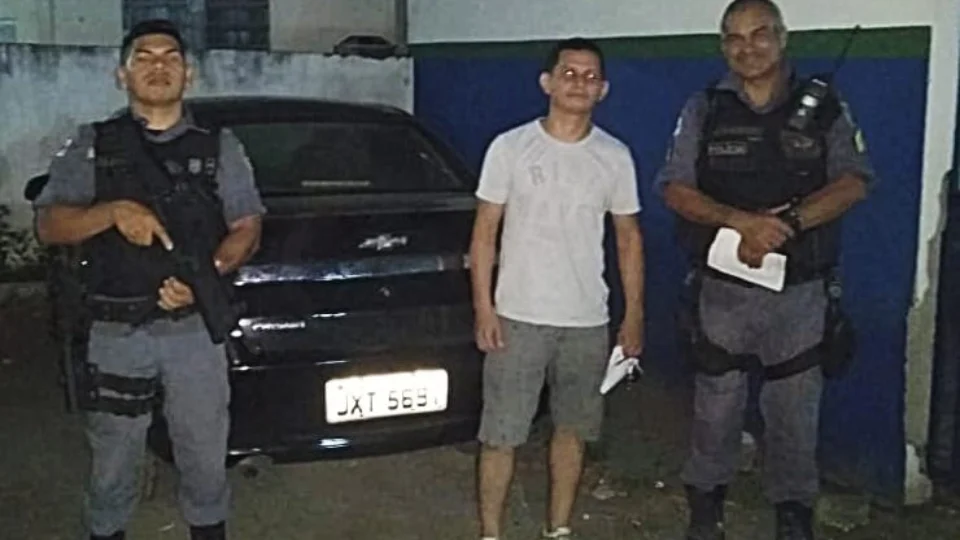 Motorista de aplicativo é colocado no porta-malas durante assalto e acaba sendo resgatado pela PM