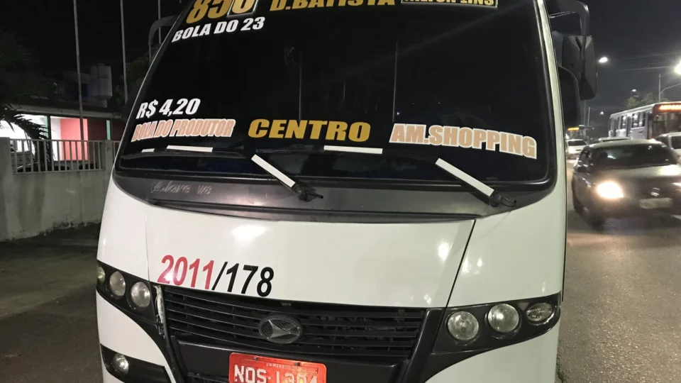 Bandidos agridem passageiros do transporte executivo e esfaqueiam motorista durante assalto