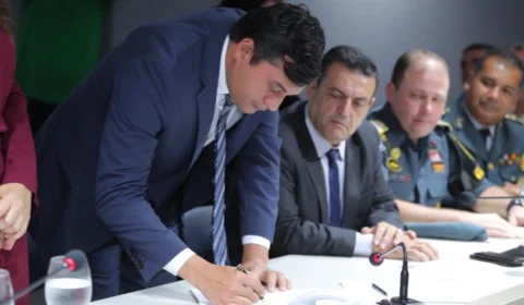 Wilson Lima sanciona lei que concede a policiais e bombeiros  a data-base 2019 e escalonamento, que somam 15,43%