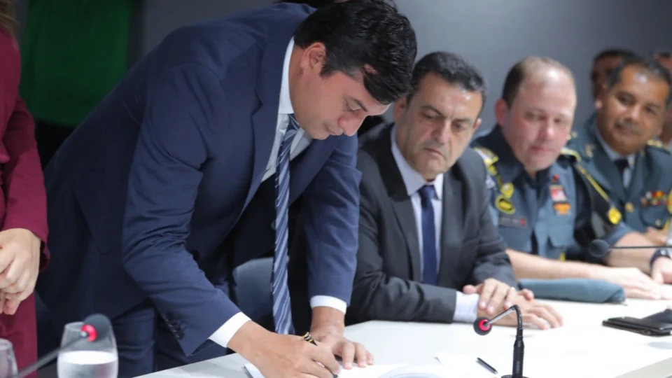 Wilson Lima sanciona lei que concede a policiais e bombeiros  a data-base 2019 e escalonamento, que somam 15,43%