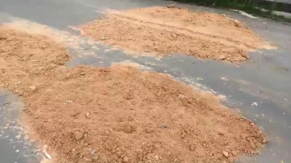 Moradores pedem asfalto da Prefeitura, após tapar buracos com barro