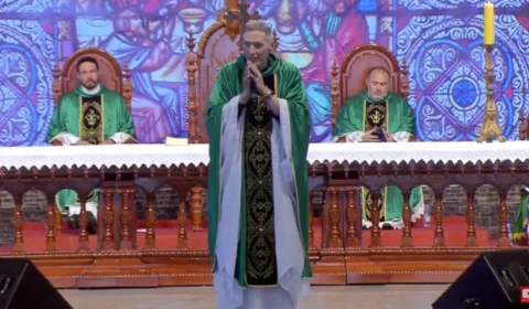 Vídeo: veja o momento em que Padre Marcelo Rossi é empurrado do altar