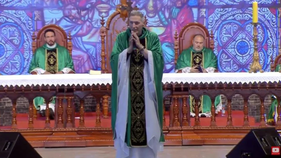 Vídeo: veja o momento em que Padre Marcelo Rossi é empurrado do altar