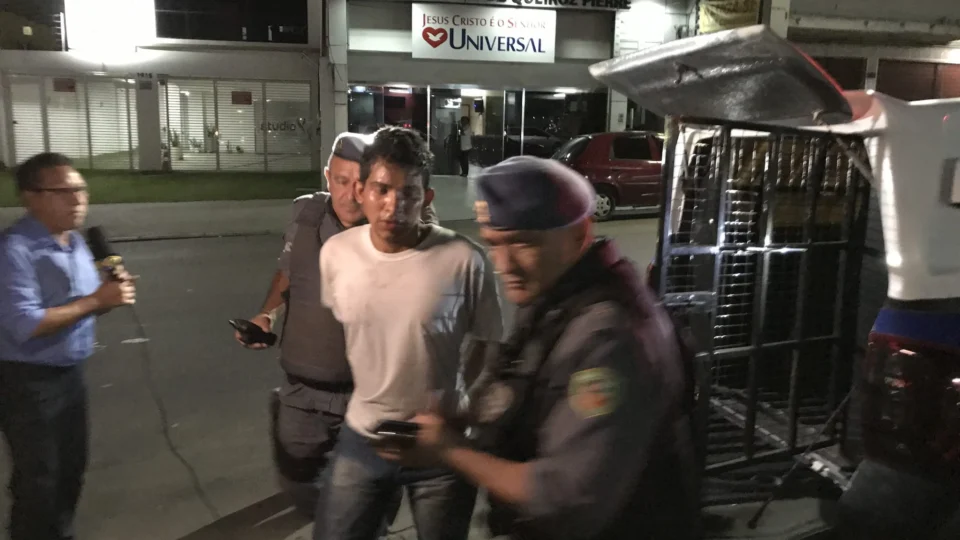 Assaltante é preso após ser perseguido por vitimas na Cachoeirinha