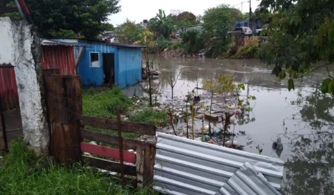 Forte chuva causa alagamentos em vários bairros de Manaus; no Crespo moradores estão desabrigados