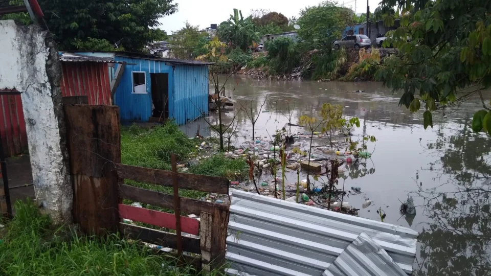 Forte chuva causa alagamentos em vários bairros de Manaus; no Crespo moradores estão desabrigados
