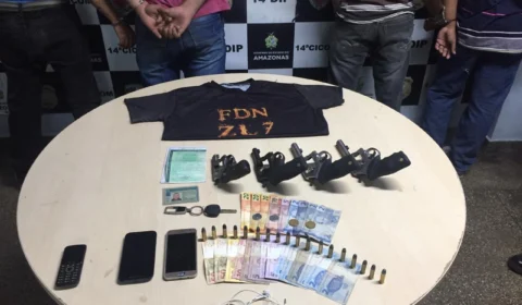 Com camisa da FDN, 4 homens são presos e um adolescente apreendido com carro e armas no São José