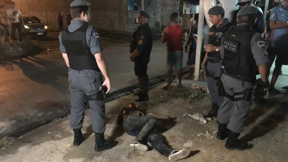 Suposto assaltante leva a pior e acaba sendo espancado por passageiros da linha 054