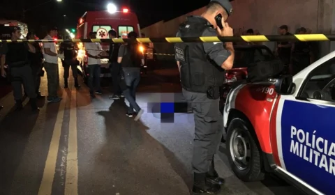 Após assaltar motorista de aplicativo, assaltantes trocam tiros com a polícia e um acaba morto