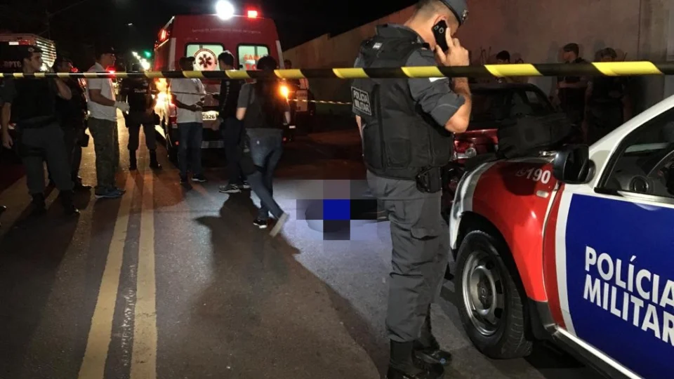 Após assaltar motorista de aplicativo, assaltantes trocam tiros com a polícia e um acaba morto