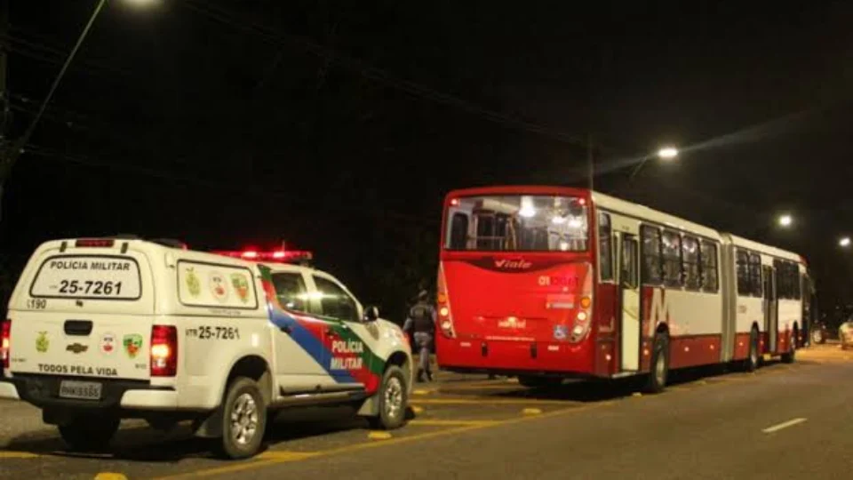 Assaltantes aterrorizam passageiros da linha 640 e levam pertences das vítimas na Max Teixeira
