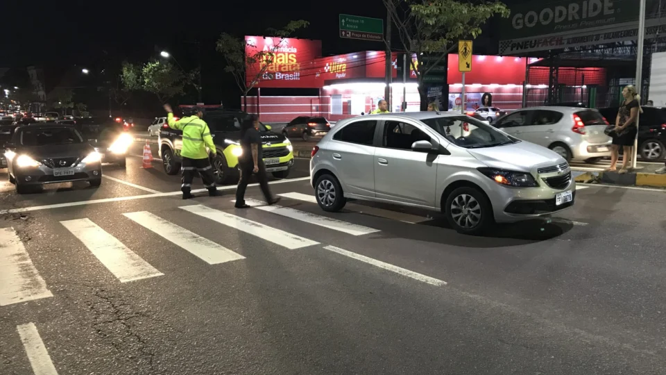 Motorista sem CNH, atropela idosa em faixa de pedestres na Djalma Batista