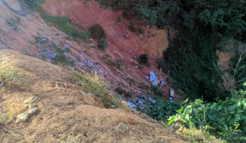 Moradores denunciam obra abandonada após ameaças de traficantes, no Francisca Mendes 2