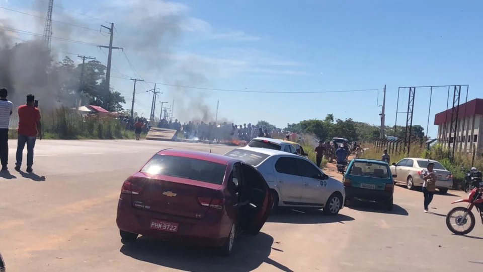 Vídeo: Manifestantes de Iranduba e Manacapuru bloqueiam AM 070 por falta de energia