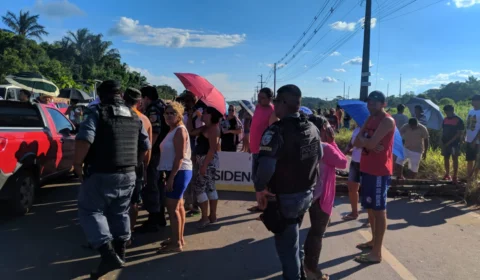 Moradores bloqueiam mais uma vez a rodovia AM070 em protesto contra falta de energia e água
