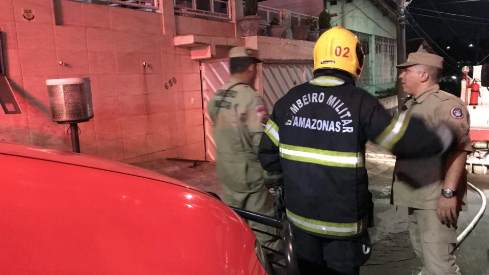 Incêndio atinge residência no Manoa e deixa família desesperada