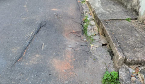 Carro coletor de lixo muda rota de coleta por problemas de ruas esburacadas no bairro Coroado 3