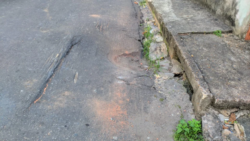 Carro coletor de lixo muda rota de coleta por problemas de ruas esburacadas no bairro Coroado 3